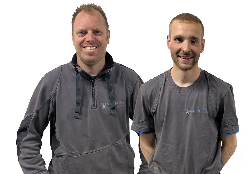 Marco en Roeland in de werkplaats